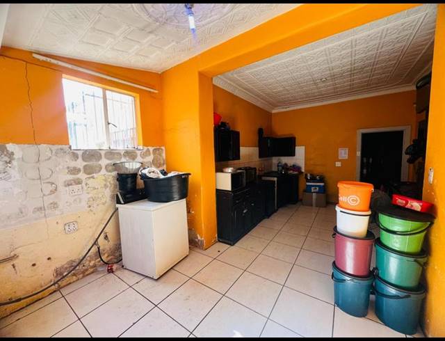 9 BEDROOM HOUSE FOR SALE IN BEZUIDENHOUT VALLEY